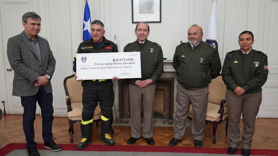En emotiva ceremonia, Bomberos damnificados por los incendios forestales recibieron donación del Banco BCI